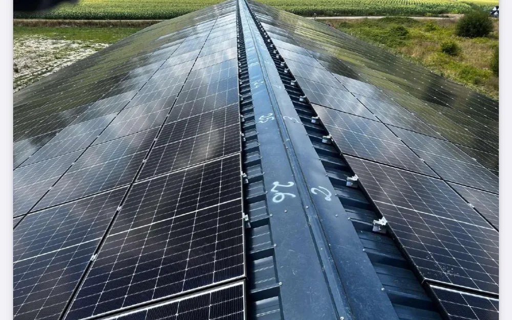 Panneaux solaires installés sur une toiture